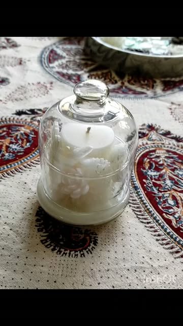 شمع در دار گل و پروانه ای